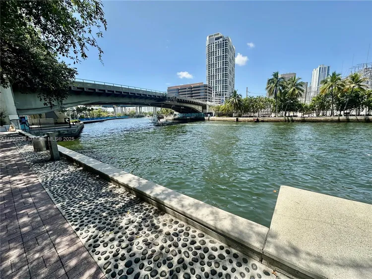 Latitude #3901 image #22