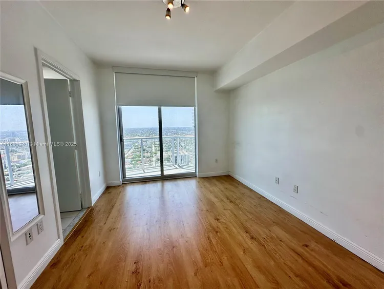 Latitude #3901 image #8