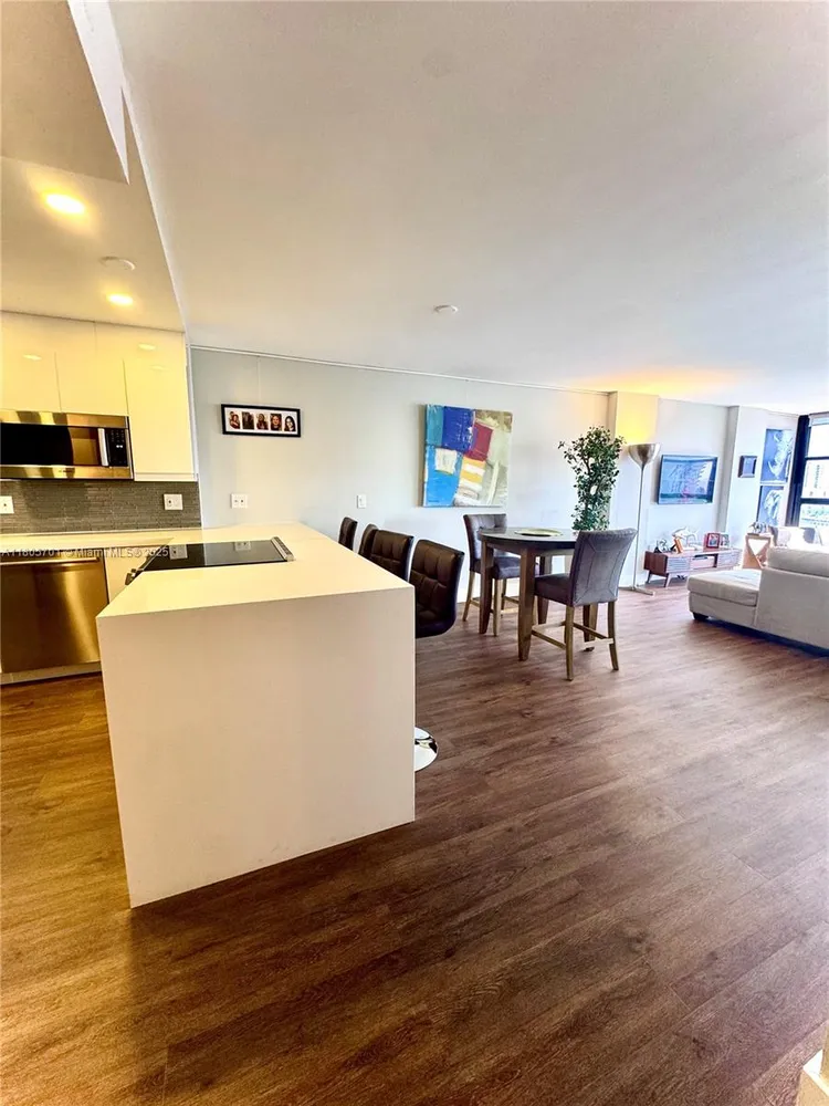 200 Leslie Condo #817 image #12