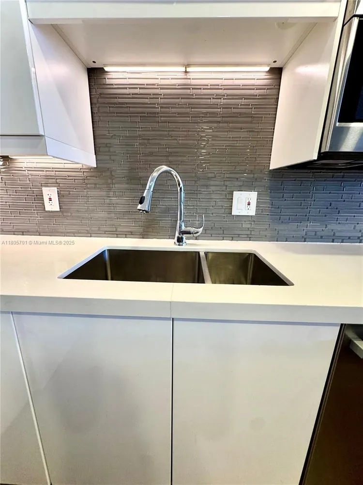 200 Leslie Condo #817 image #14