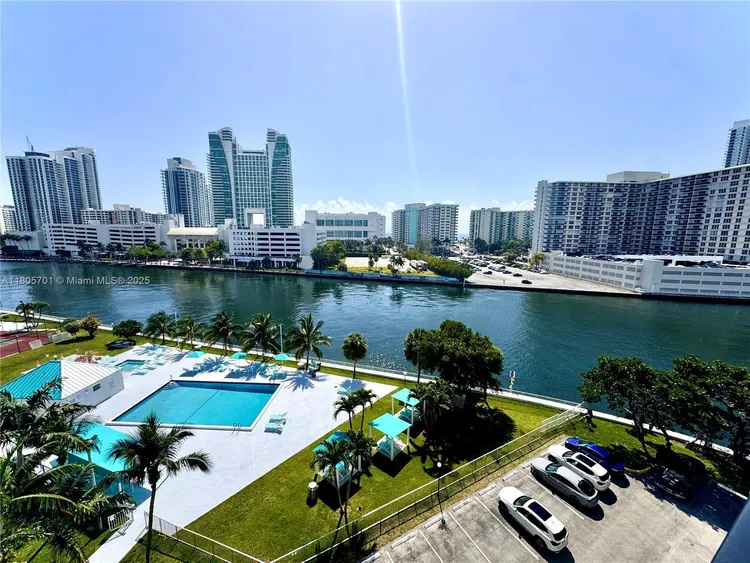 200 Leslie Condo #817 image #23