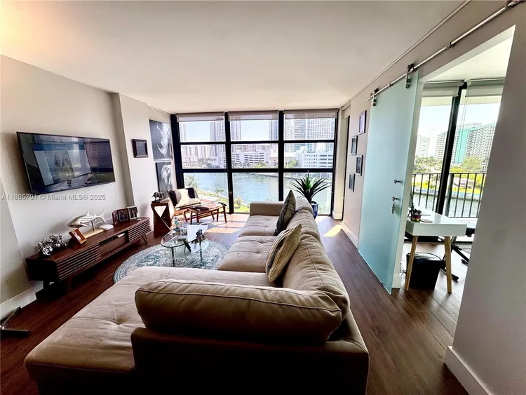 200 Leslie Condo #817 image #27