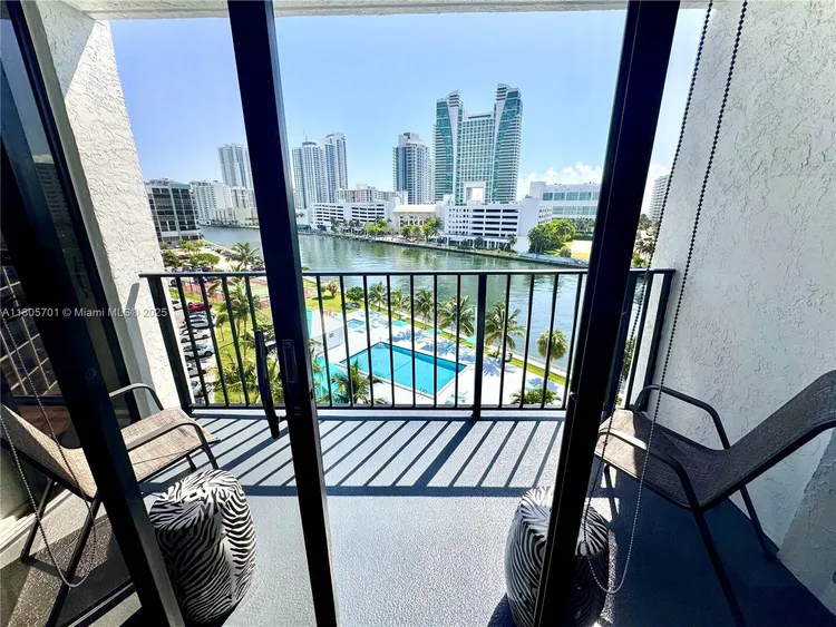 200 Leslie Condo #817 image #31