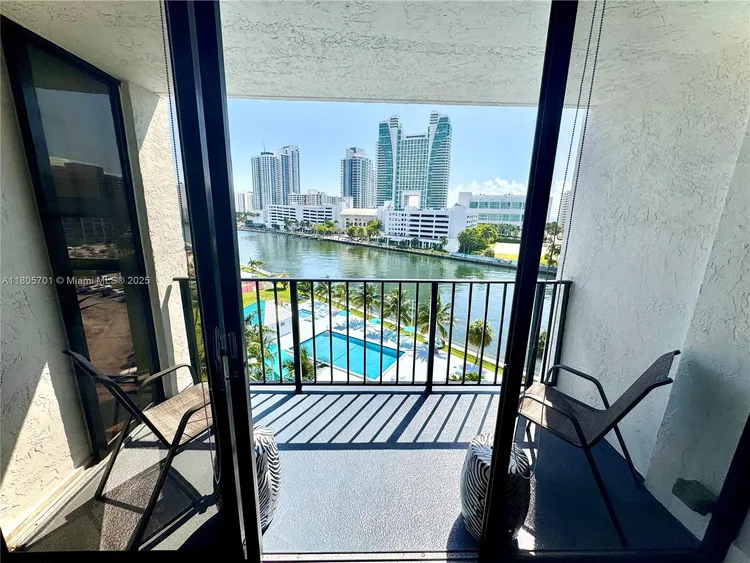 200 Leslie Condo #817 image #32