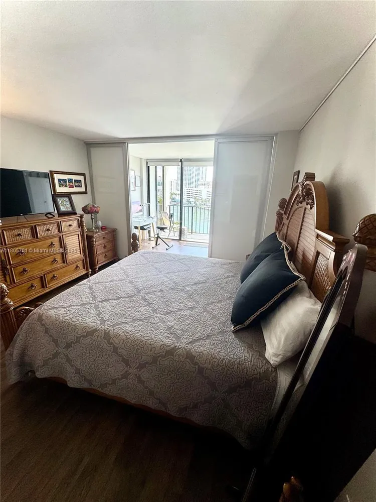 200 Leslie Condo #817 image #33