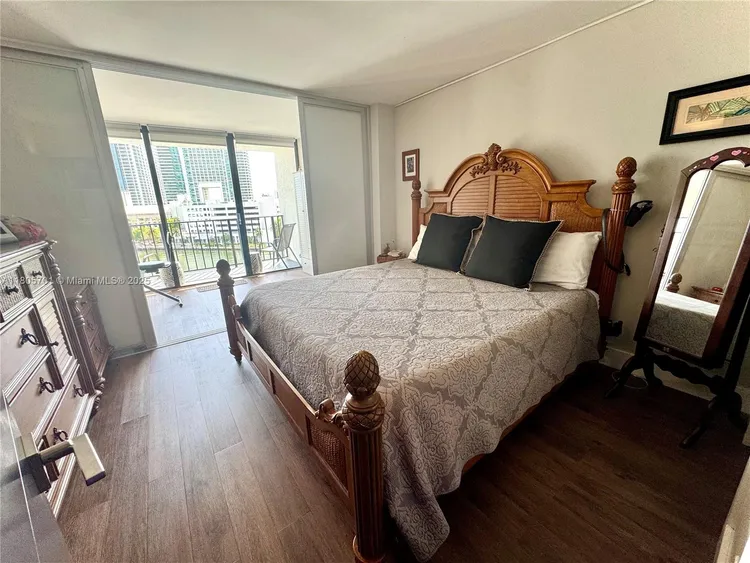 200 Leslie Condo #817 image #34