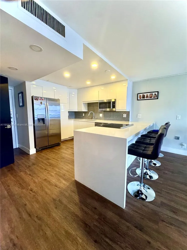 200 Leslie Condo #817 image #9