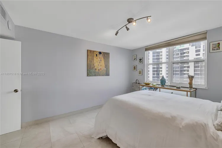 Isola #1409 image #18