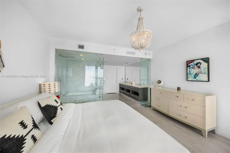 One Paraiso #1405 image #14