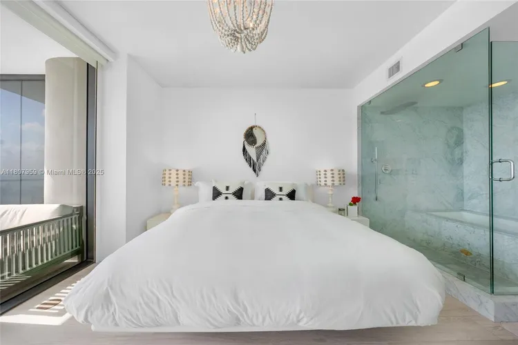 One Paraiso #1405 image #15