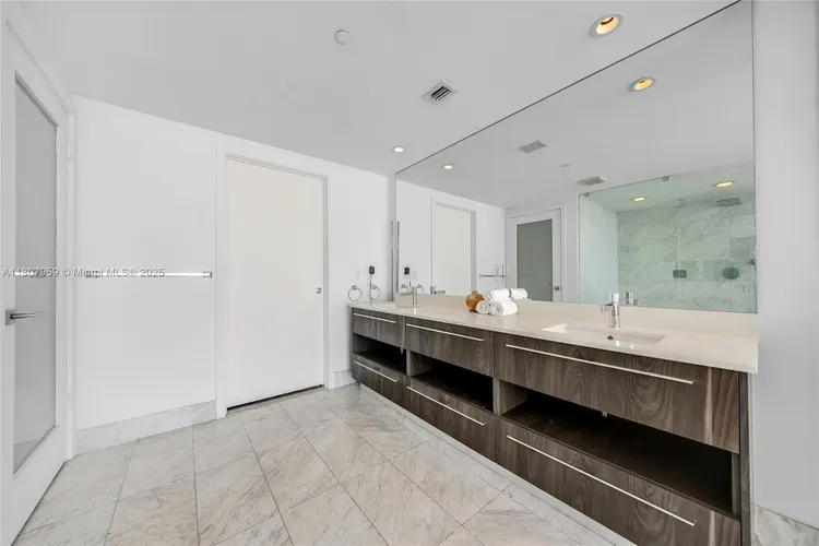 One Paraiso #1405 image #16