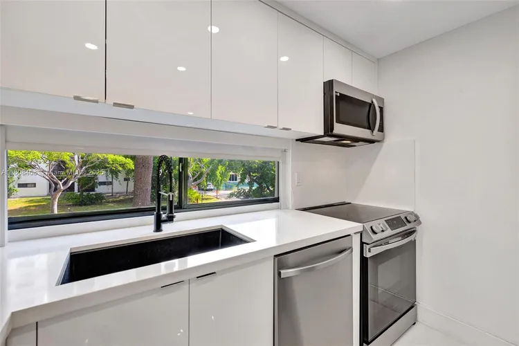 Plaza of the Americas #220 image #16