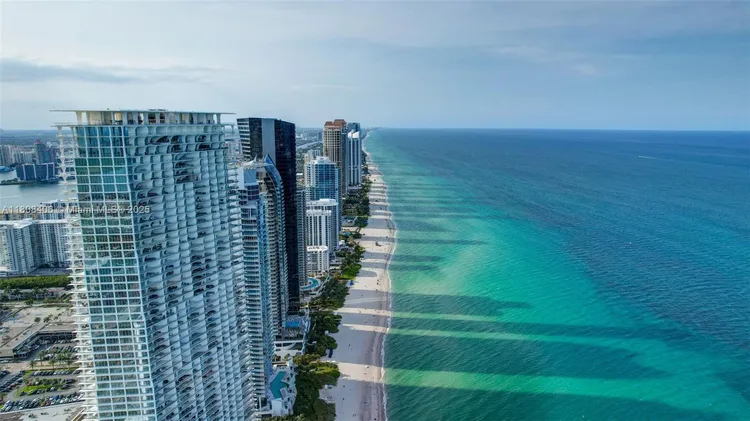 Plaza of the Americas #220 image #54