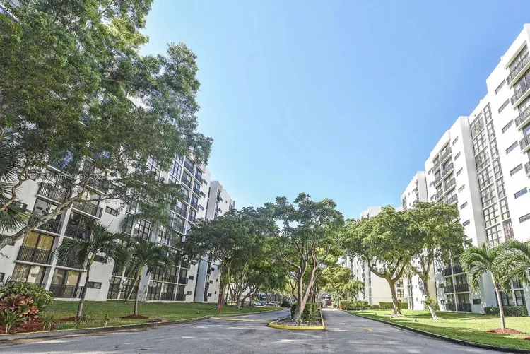 Plaza of the Americas #207 image #18