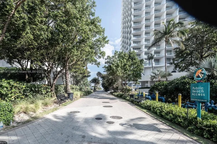 Plaza of the Americas #207 image #21