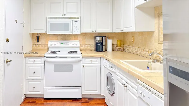 The Wave Condominium #820 image #6