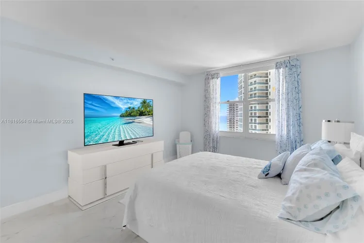 The Wave Condominium #1218 image #11