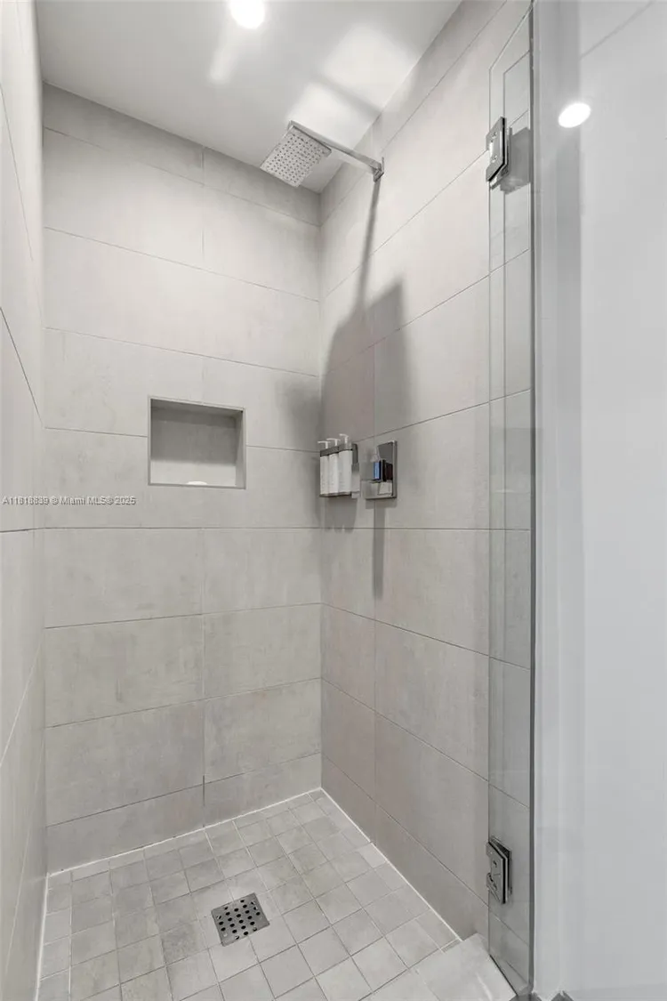 Costa Hollywood #N529 image #17