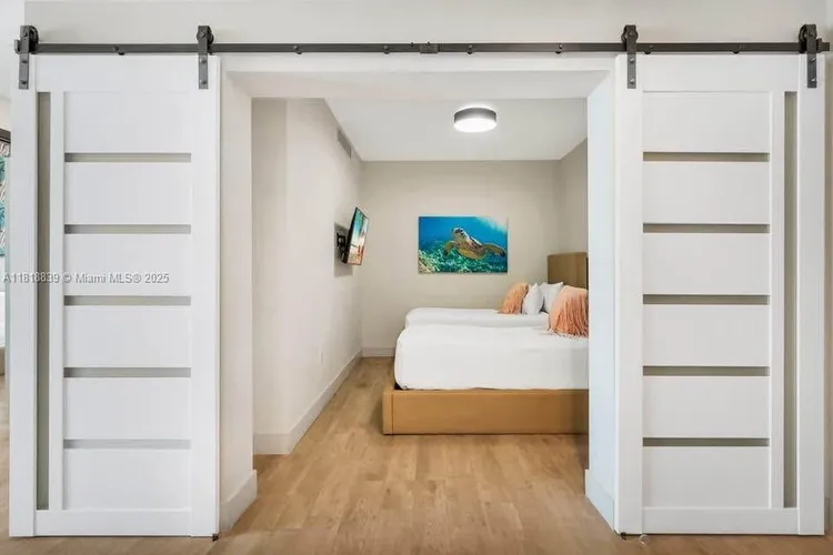 Costa Hollywood #N529 image #18