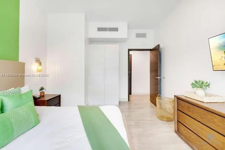 Costa Hollywood #N521 image #13