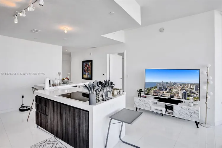 Paramount Miami Worldcenter #2204 image #6