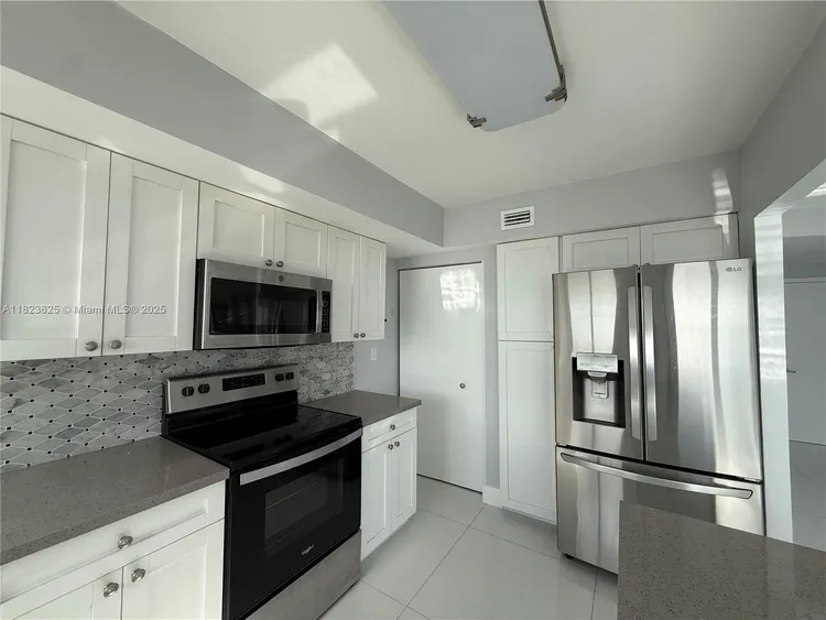 Hollywood Towers #506 image #10