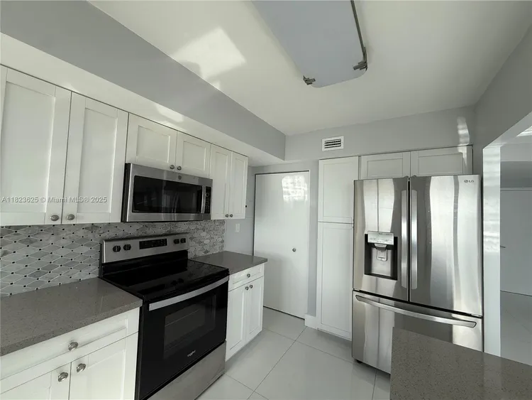 Hollywood Towers #506 image #11