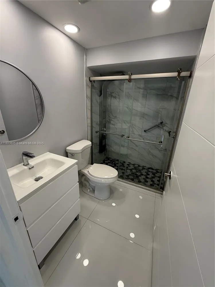 Hollywood Towers #506 image #12