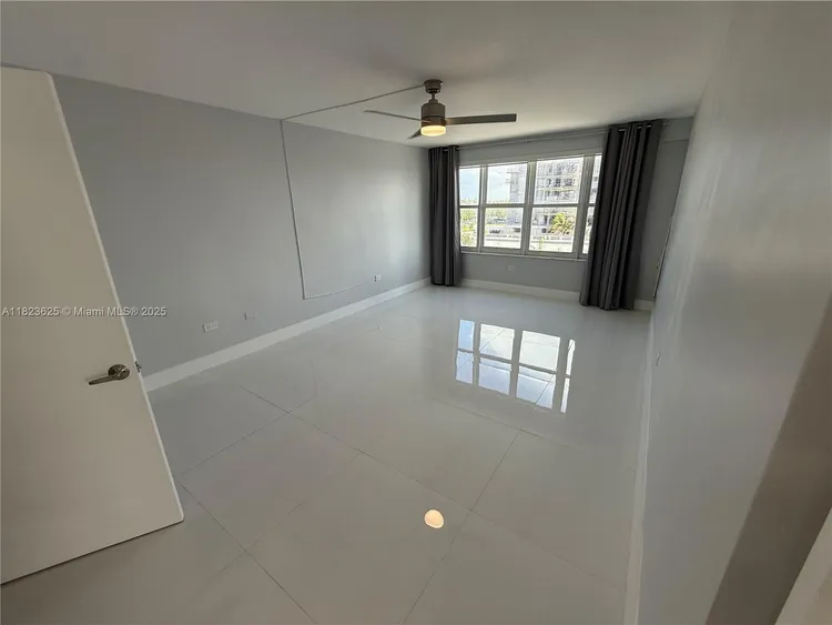 Hollywood Towers #506 image #14