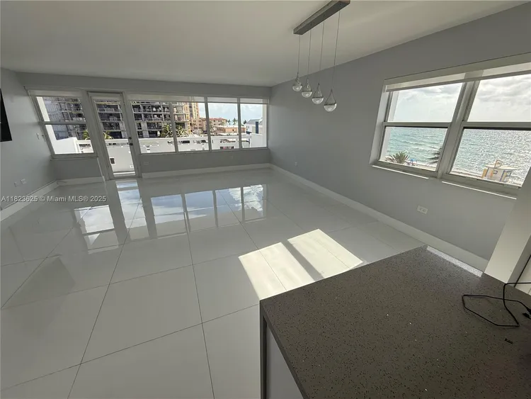 Hollywood Towers #506 image #17