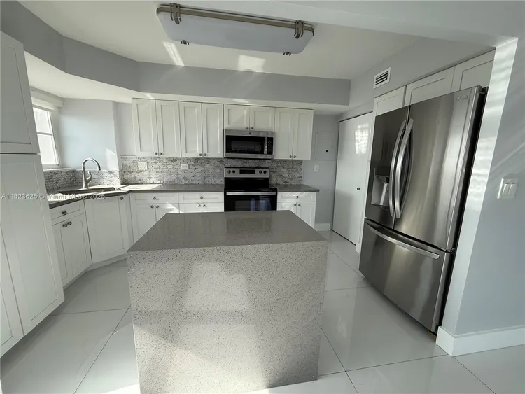 Hollywood Towers #506 image #19