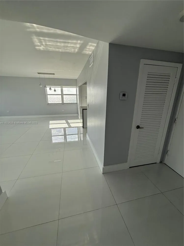 Hollywood Towers #506 image #20