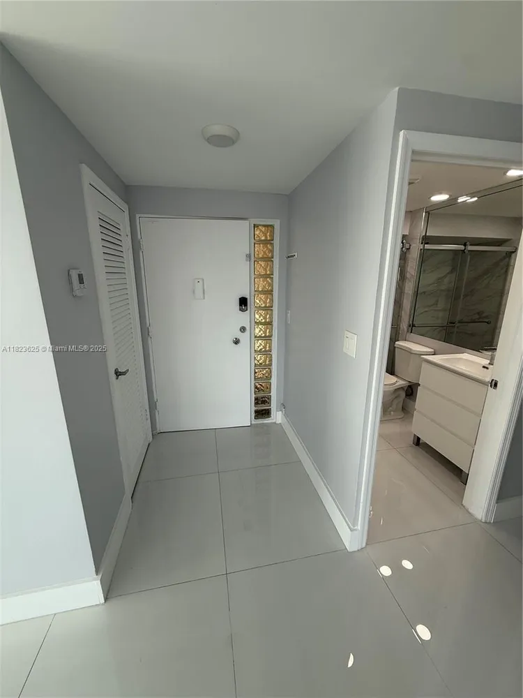 Hollywood Towers #506 image #21