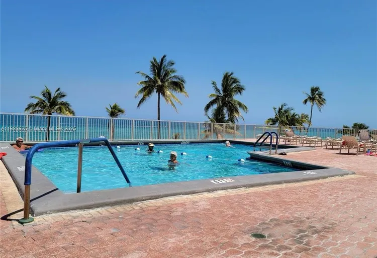 Hollywood Towers #506 image #6