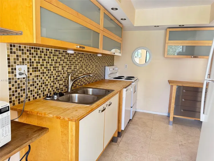 Winston Towers #316 image #9