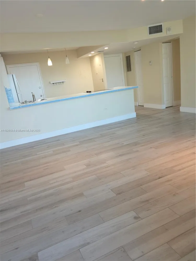 Burleigh House #424 image #9