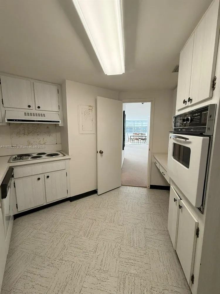 Four Ambassadors #1548 image #13