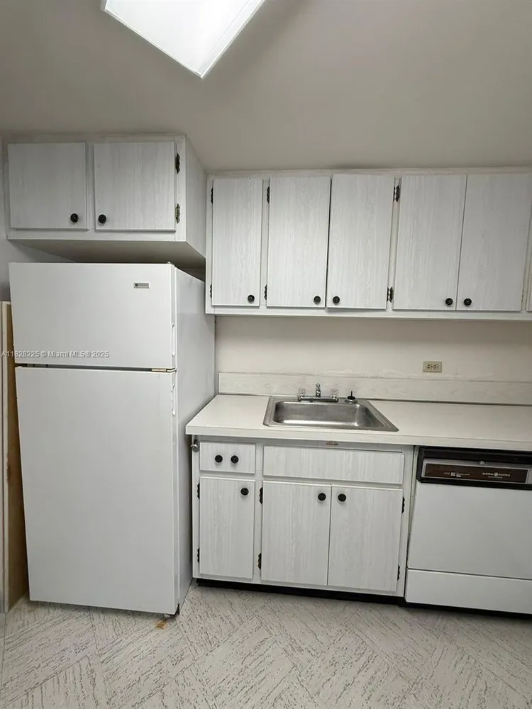 Four Ambassadors #1548 image #14