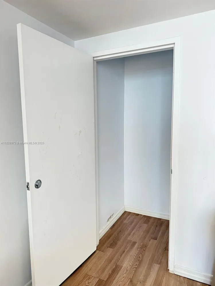 Four Ambassadors #1549 image #10