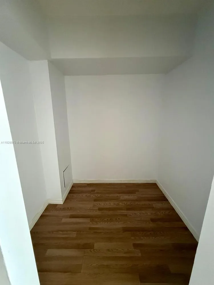 Four Ambassadors #1549 image #8