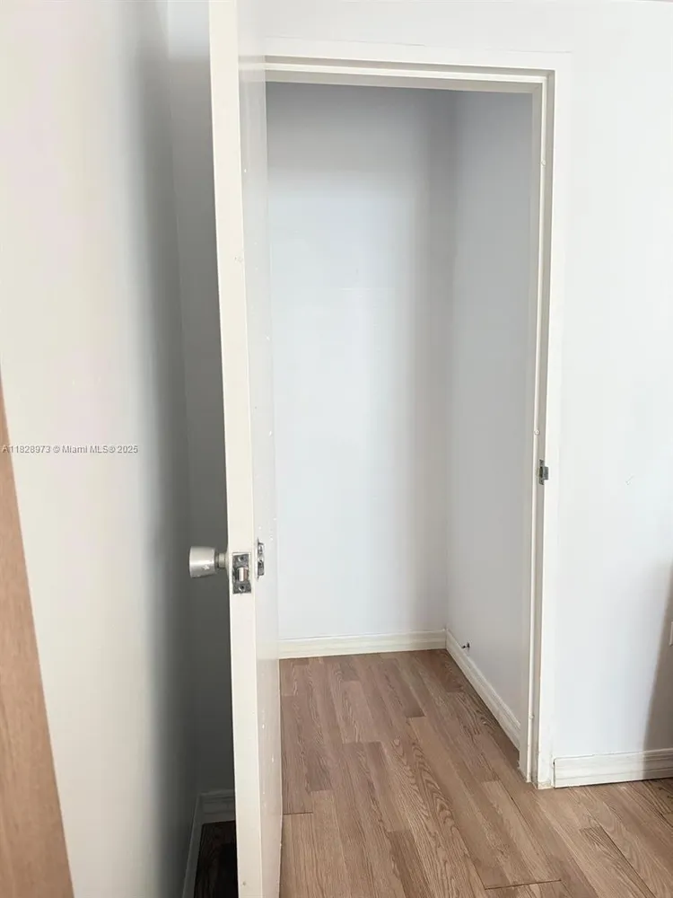 Four Ambassadors #1549 image #9