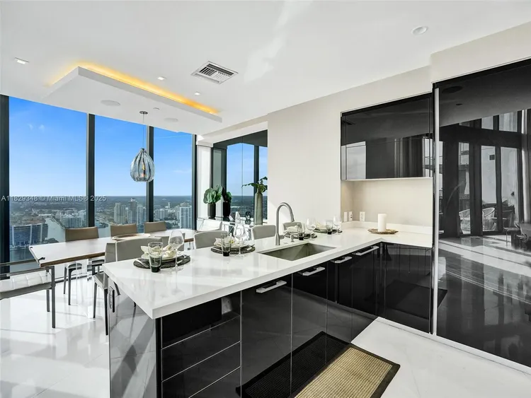 Porsche Design Tower #4403 image #20