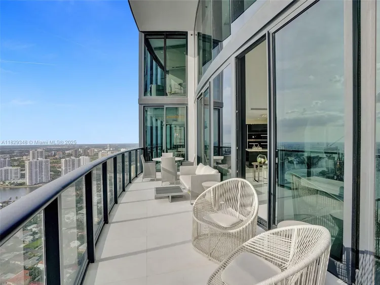 Porsche Design Tower #4403 image #43