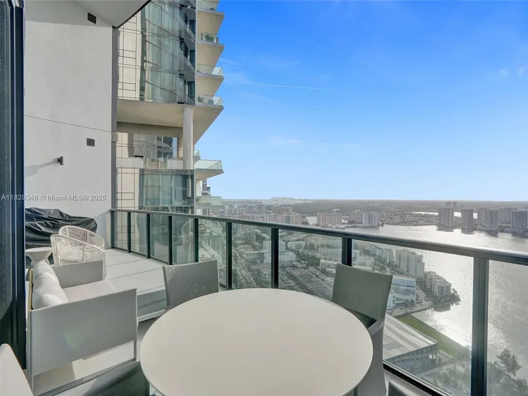 Porsche Design Tower #4403 image #47