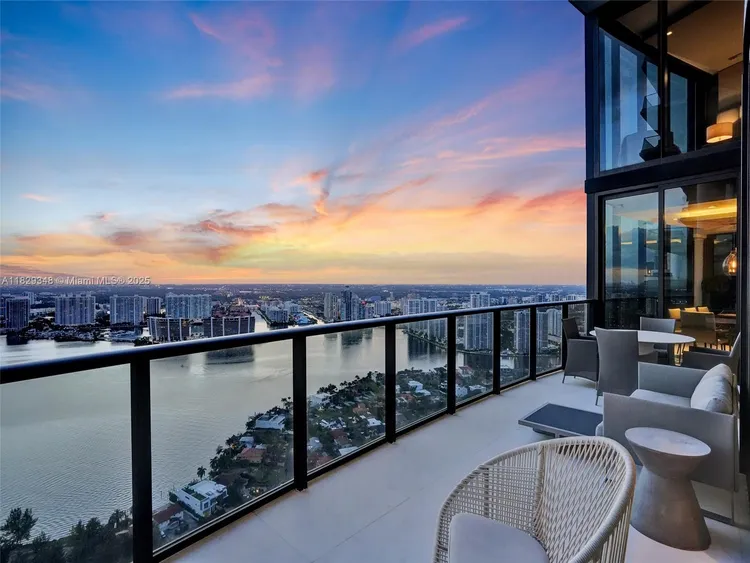 Porsche Design Tower #4403 image #71