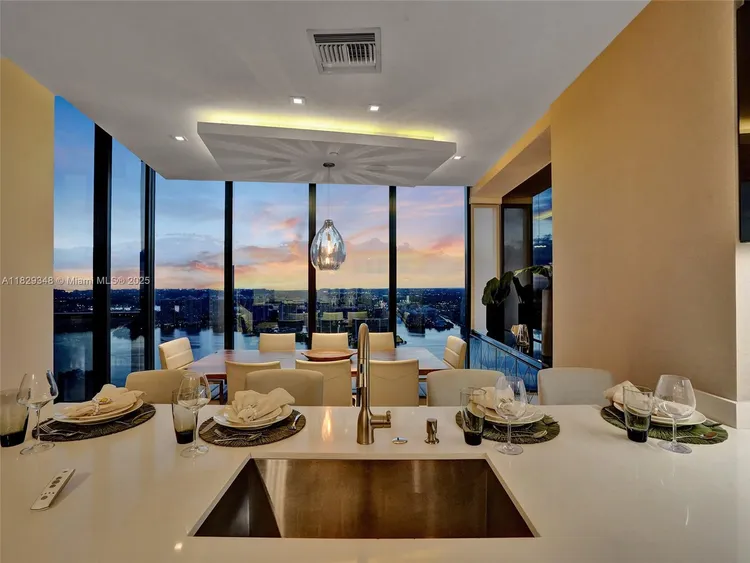 Porsche Design Tower #4403 image #80