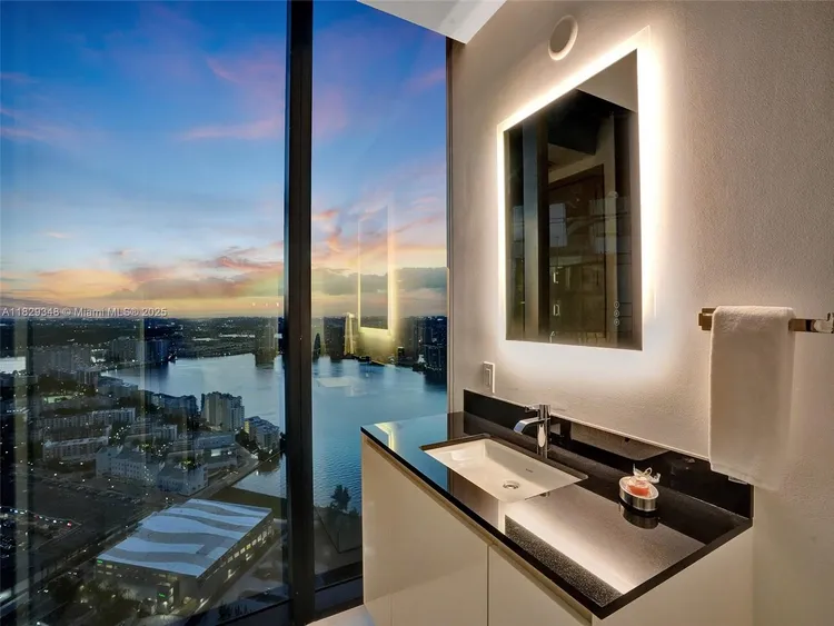 Porsche Design Tower #4403 image #84