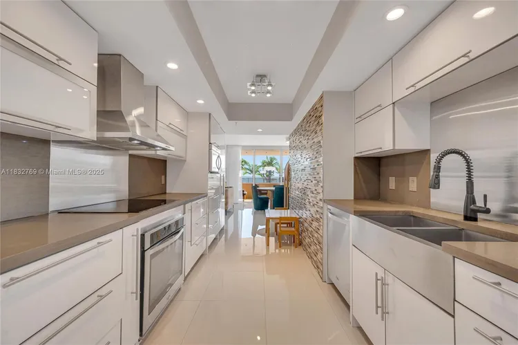 The Tiffany #102 image #6