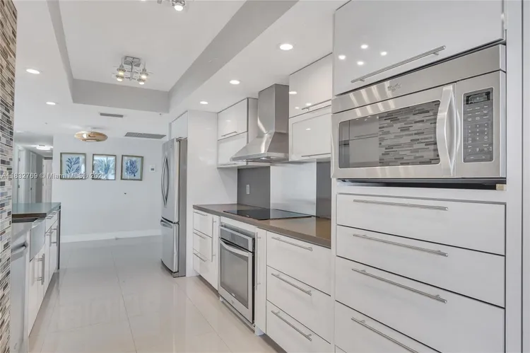 The Tiffany #102 image #7