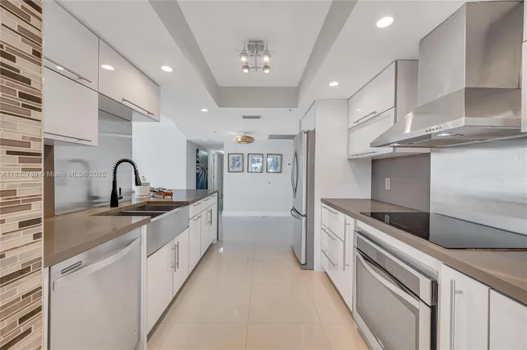 The Tiffany #102 image #8